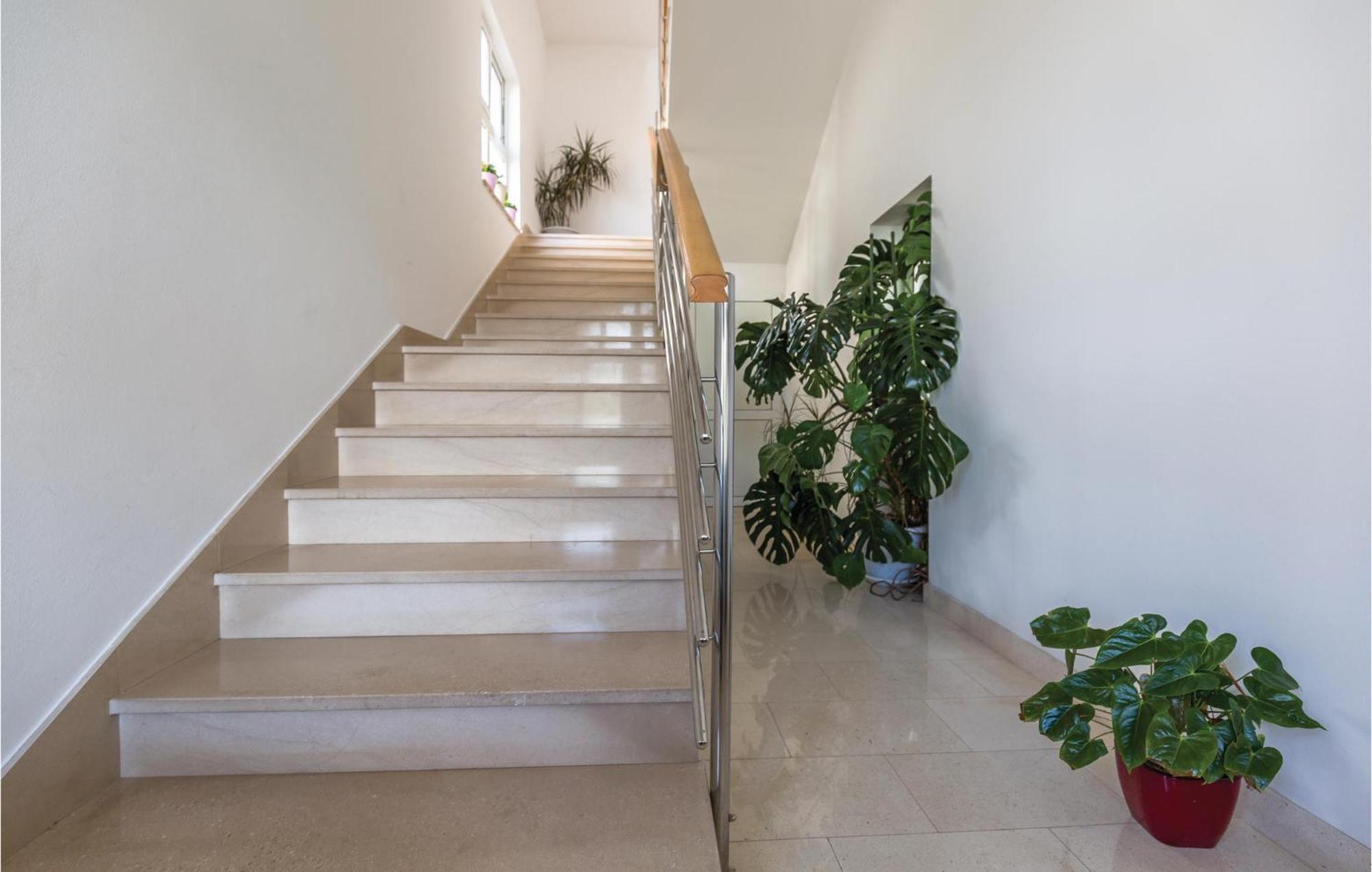 1 Bedroom Stunning Apartment In Макарска Экстерьер фото