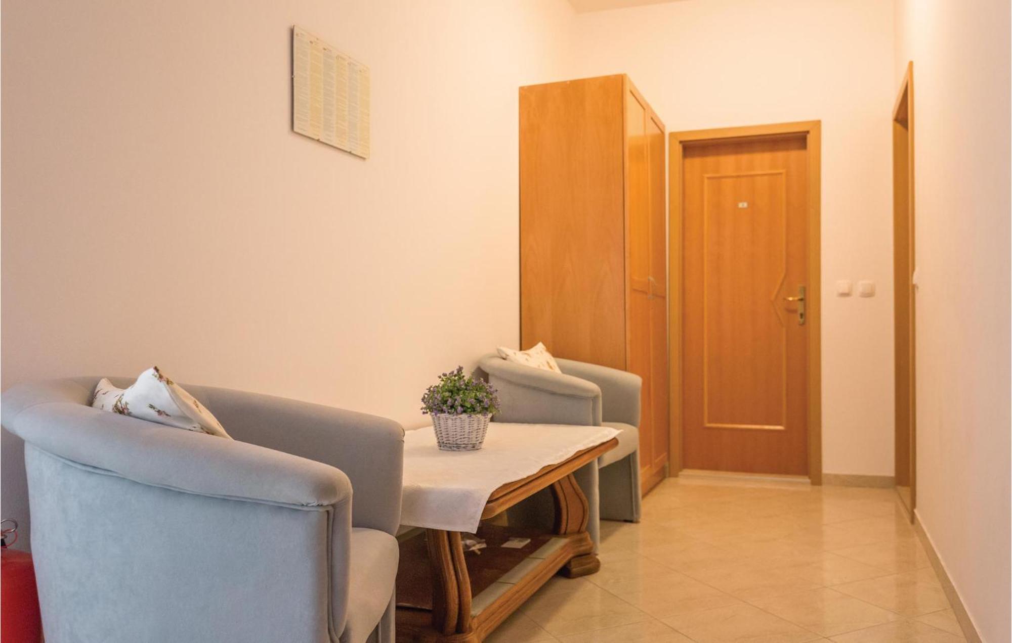 1 Bedroom Stunning Apartment In Макарска Экстерьер фото