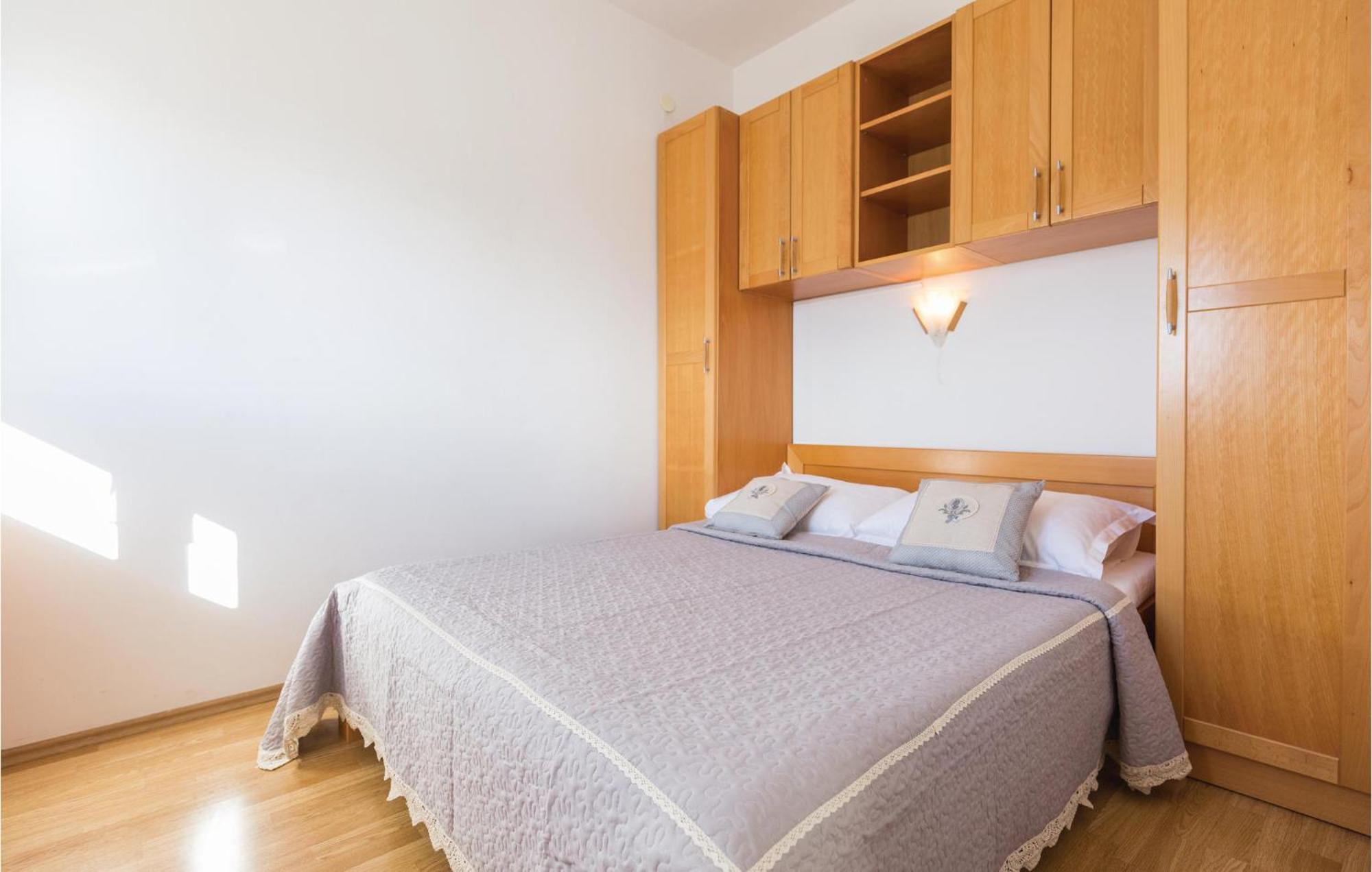 1 Bedroom Stunning Apartment In Макарска Экстерьер фото