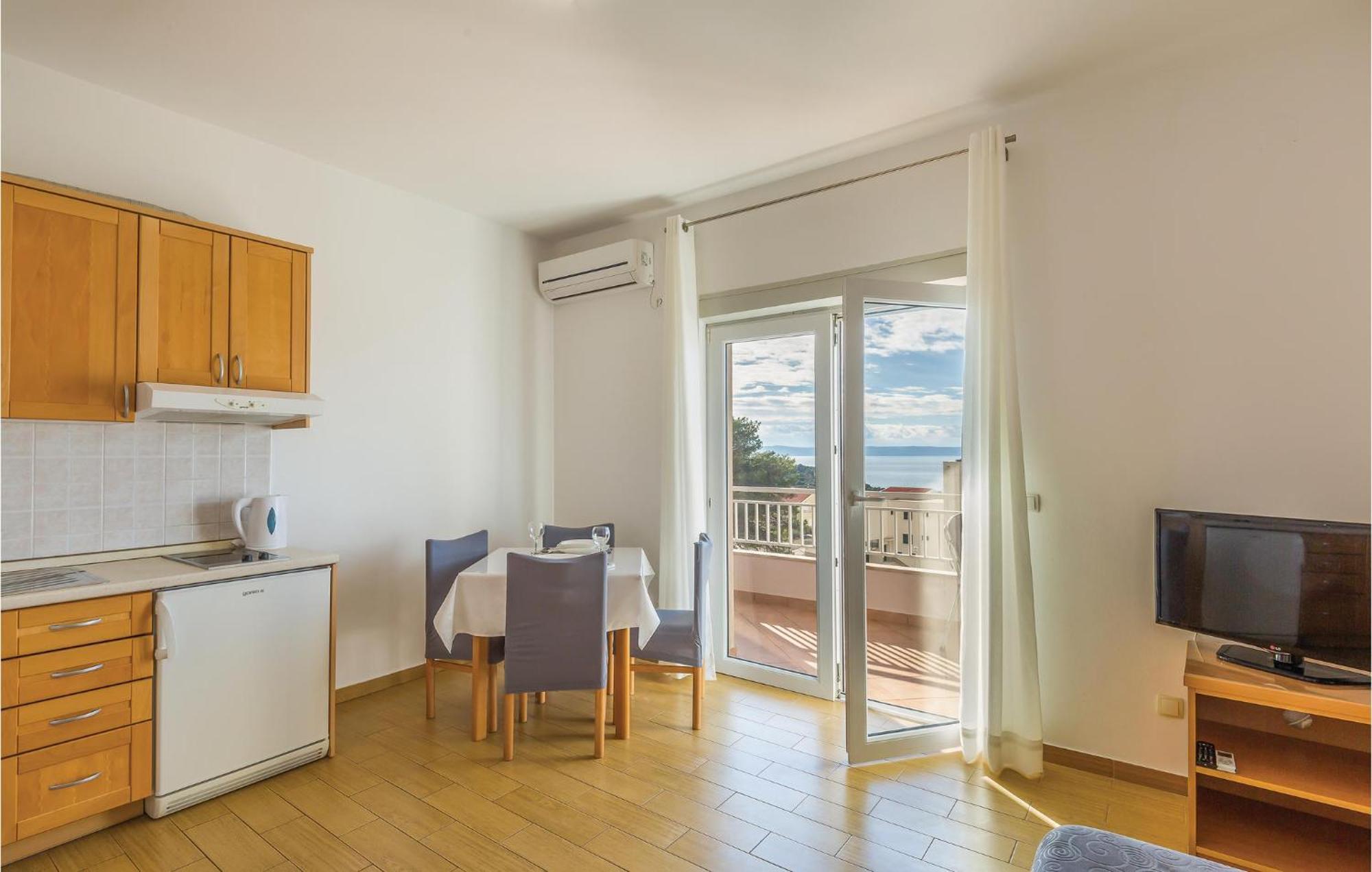 1 Bedroom Stunning Apartment In Макарска Экстерьер фото